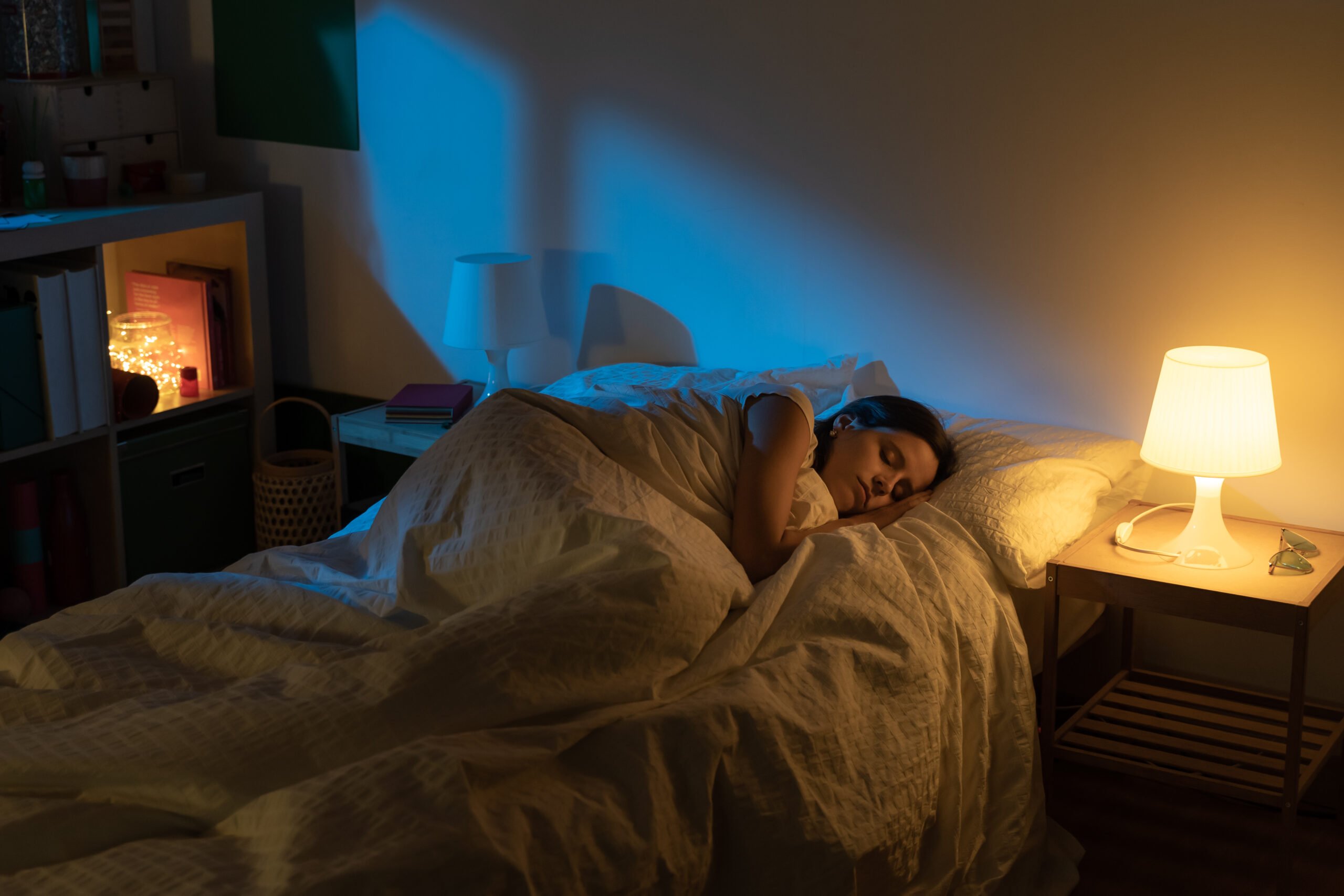 Descubre cómo el sueño repara y rejuvenece tu piel cada noche. Guía con ciencia, rutina nocturna y consejos prácticos para despertar con mejor cara.